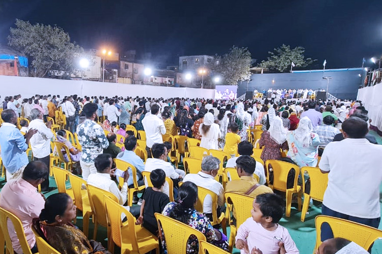 On January 13 and 14, 2024, thousands gathered for Grace Ministry's two-day prayer meeting at Sion on the Mumbai grounds. The two-day prayer assembly drew attendees from around Mumbai. This is a detailed report of the Day 2 prayer meeting conducted in Koliwada, Dharavi.
